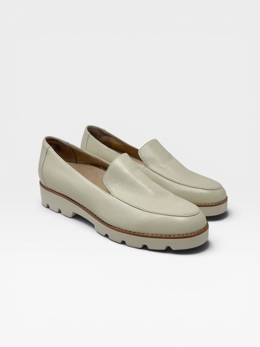Vionic Kensley Leather Loafer in Cream Size 8.5